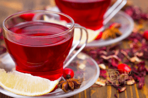 O chá de hibisco tem sido cada vez mais popular entre aqueles que buscam uma ajuda extra para emagrecer.